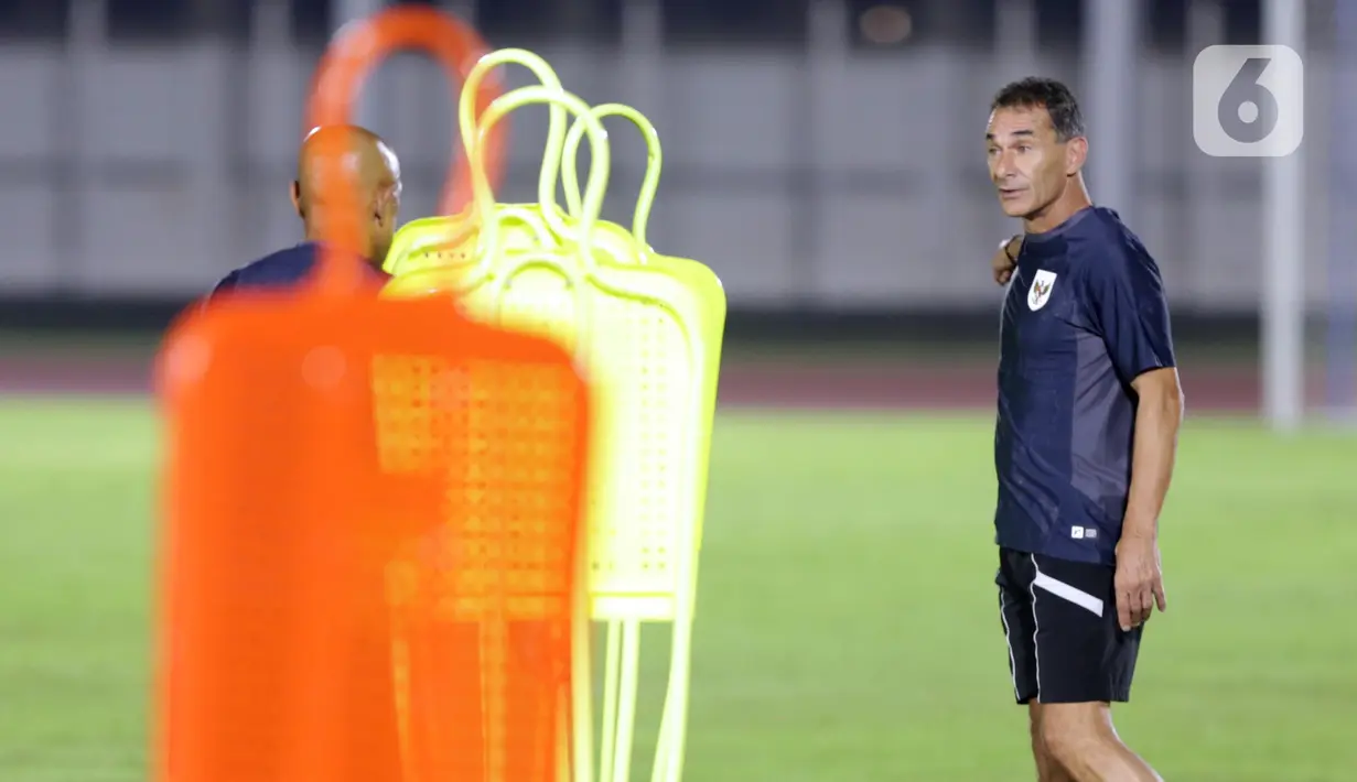 Pelatih Timnas Indonesia U-23, Gerald Vanenburg mengaku tidak ingin pemenang pertandingan lawan Thailand pada babak semifinal Piala AFF U-23 2025 ditentukan melalui adu penalti. (Liputan6.com/Helmi Fithriansyah)