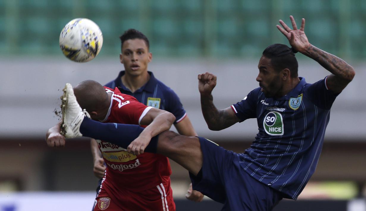 Gelandang Perseru Badak Lampung, Marcus Cunha, berebut bola dengan Bek Persela Lamongan, Demerson Costa, pada laga Shopee Liga 1 di Stadion Patriot Chandrabhaga, Bekasi, Rabu (11/9). Perseru bermain imbang 1-1 atas Persela. (Bola.com/Yoppy Renato)