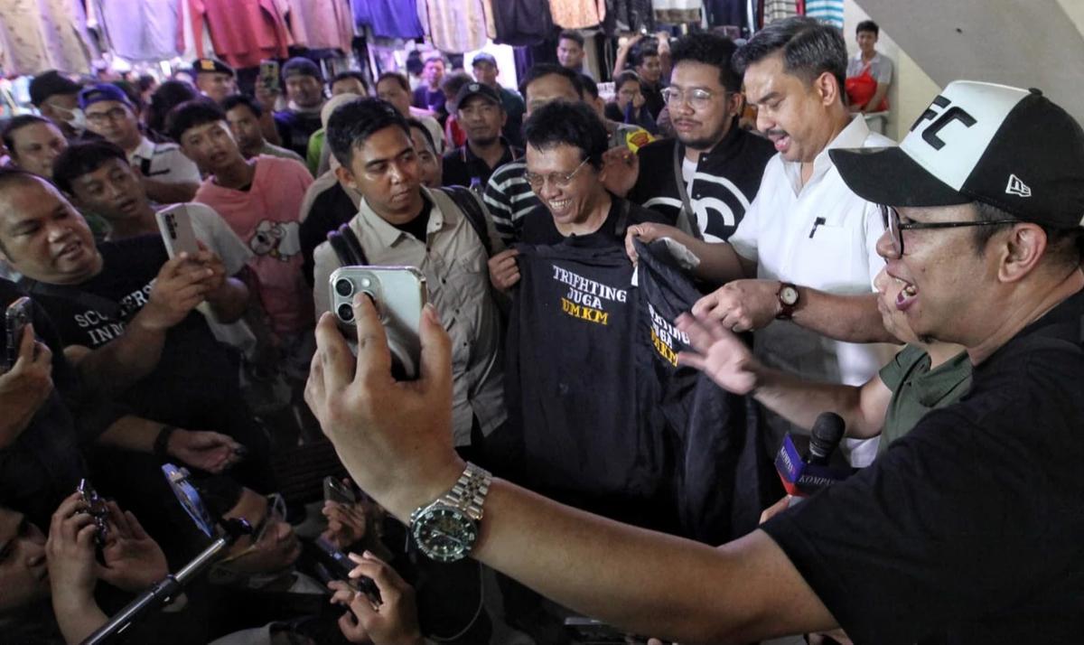 FOTO: Menteri UMKM Tinjau Aktivitas Thrifting di Pasar Senen, Pedagang Sampaikan Aspirasi