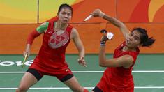 Pasangan Indonesia, Greysia Polii/Nitya Krishinda Maheswari, kalah dari wakil China, Tang Yuanting/Yu Yang, pada perempat final Olimpiade 2016 di Rio de Janeiro, Brasil, Senin (14/8/2016). (Reuters/Marcelo Del Pozo)