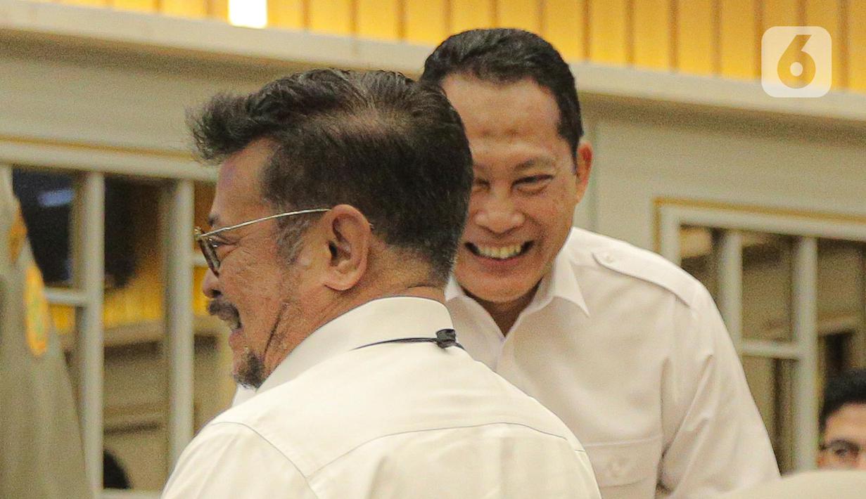 Menteri Pertanian (Mentan) Syahrul Yasin Limpo dan Dirut Perum Bulog Budi Waseso saat mengikuti rapat kerja dengan Komisi IV DPR di Kompleks Parlemen Senayan, Jakarta, Senin (16/1/2023). Raker tersebut membahas mengenai Kinerja Kementerian Pertanian mulai dari program-program kerja yang tidak memberikan dampak signifikan terhadap petani, hingga data stok pangan yang berbeda. (Liputan6.com/Faizal Fanani)