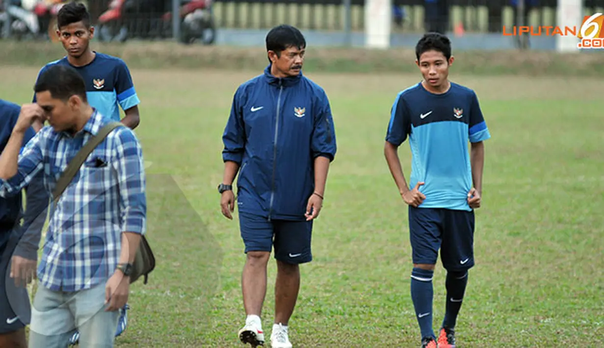 Layaknya seorang ayah, pelatih Timnas Indonesia U19, Indra Sjafri terlihat berbincang akrab dengan Evan Dimas usai latihan di lapangan C Senayan Jakarta (Liputan6.com/Helmi Fithriansyah)