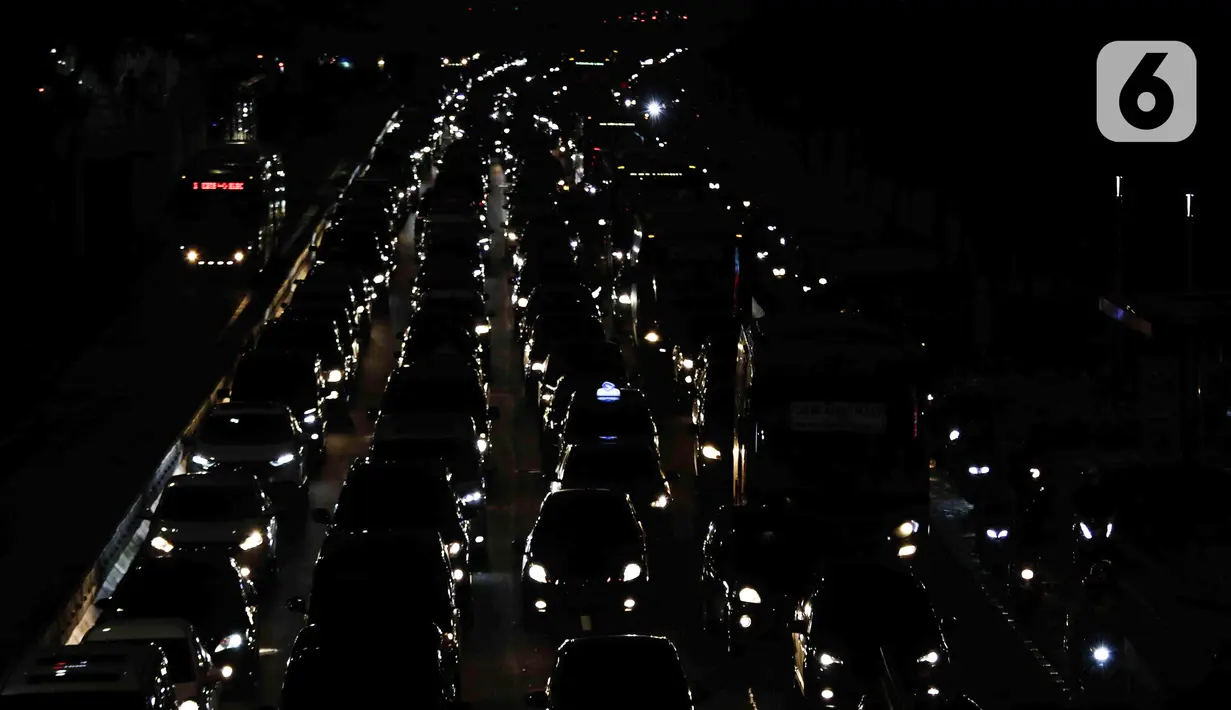 Sejumlah kendaraan melintas di Jalan Jenderal Sudirman, Jakarta, Kamis (31/3/2022). Jalan Jenderal Sudirman terpantau mulai padat saat jam pulang kantor pada PPKM Level 2. (Liputan6.com/Herman Zakharia)