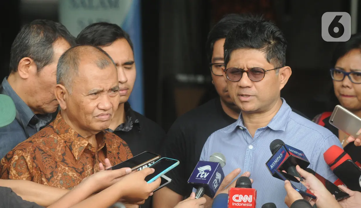 Ketua KPK Agus Rahardjo, Wakil Pimpinan KPK Saut Situmorang, dan Wakil Pimpinan KPK Laode M Syarif memberikan keterangan di Gedung KPK, Jakarta, Rabu (20/11/2019). Atas nama pribadi, ketiganya akan menjadi pemohon ke MK dalam uji materi UU Nomor 19 Tahun 2019 tentang KPK. (merdeka.com/Dwi Narwoko)