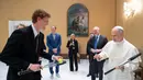Jannik Sinner hadir didampingi keluarganya serta Presiden Federasi Tenis Italia, Alberto Binaghi. (Handout/VATICAN MEDIA/AFP)