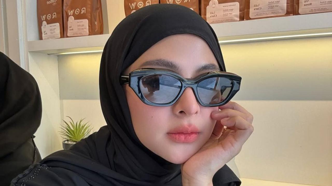 7 Potret Thya Sethya saat Pakai Hijab setelah Tinggalkan MMA, Sempat Tampil Bercadar Ketika Umroh