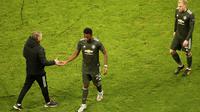 Timothy Fosu-Mensah dan manajer MU Ole Gunnar Solskjaer berjabat tangan usai pertandingan sepak bola grup H Liga Champions di RB Arena di Leipzig, Jerman, Selasa, Desember. 8, 2020. (Foto AP / Matthias Schrader)