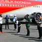 Presiden Joko Widodo atau Jokowi tiba dengan pesawat kepresidenan untuk melakukan kunjungan kerja di pangkalan TNI AU Iswahjudi, Jawa Timur, Kamis (19/8/2021). Ini kemunculan perdana setelah pesawat Kepresidenan ini dicat menjadi warna merah putih. (Dok. Biro Pers Sekretariat Presiden)