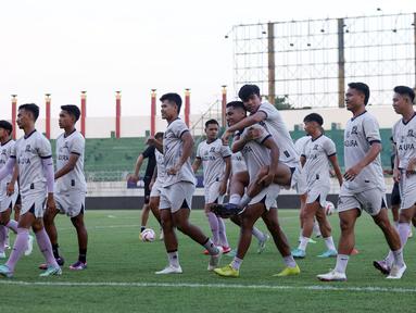 Tuan rumah Madura United menggelar latihan dalam sesi official training di Stadion Gelora Bangkalan, Madura, Kamis (30/5/2024) jelang menghadapi Persib Bandung pada laga leg kedua final BRI Liga 1 2023/2024 yang akan digelar Jumat, 31 Mei 2024. Para pemain Sapeh Kerrab tampak rileks menjalani latihan yang dipimpin langsung pelatih Rakhmat Basuki dan optimis mampu melakukan comeback usai kalah 0-3 pada leg pertama. (Bola.com/Bagaskara Lazuardi)