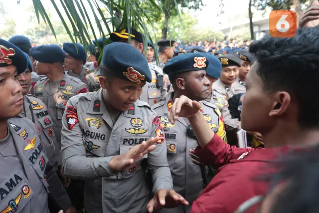 Aksi Mahasiswa Menuju DPR Diwarnai Saling Dorong dengan Polisi