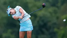 Pegolf Lexi Thompson melakukan pukulan pada putaran final Amerika Terbuka di Trump National Golf Club-New Jersey, 16 Juli 2017 waktu setempat. Sejumlah pegolf cantik ikut serta pada turnamen golf ini. (Matt Sullivan/Getty Images/AFP)
