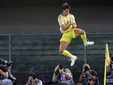 Pemain Juventus, Dusan Vlahovic, melakukan selebrasi setelah mencetak gol ke gawang Hellas Verona pada giornata ke-2 Liga Italia 2024/2025 di Stadion Marcantonio Bentegodi, Senin (26/8/2024). (Paola Garbuio/LaPresse via AP)