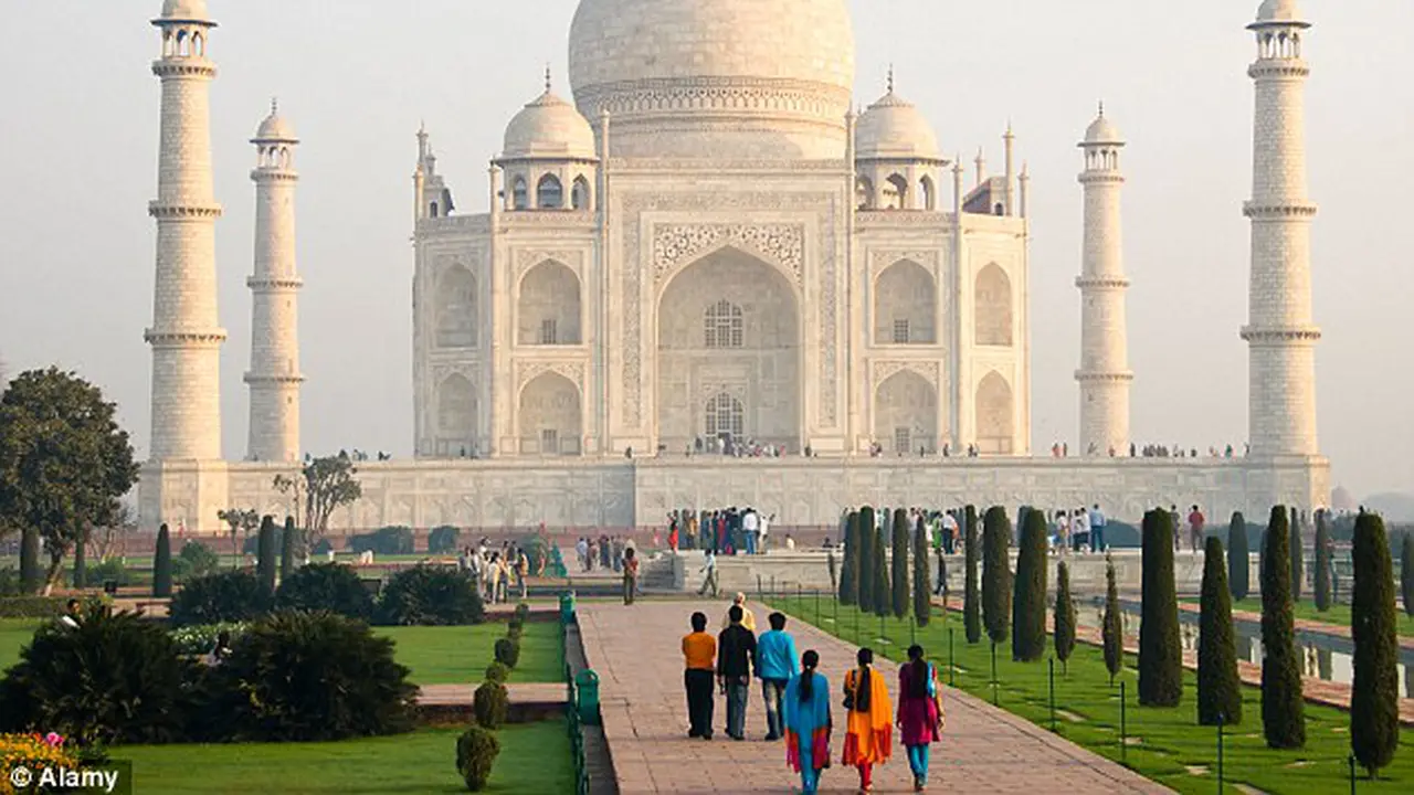 Terpapar Polusi, Taj Mahal Bersolek dengan Masker Lumpur