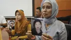 Keluarga dari Cicih, seorang TKI yang bekerja di Uni Emirat Arab saat mengadu ke Kantor BNP2TKI, Jakarta (6/5/2015). Cicih terancam hukuman mati karena diduga telah membunuh anak majikannya. (Liputan6.com/Johan Tallo)