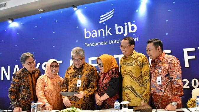 Direktur Utama Bank Bjb Yuddi Renaldi (ketiga kiri) bersama jajaran Direktur bank bjb lainnya saat acara Analyst Meeting Full Year 2019 bank bjb di The Ritz Carlton Pacific Palace, Jakarta, Jumat (28/2/2020).