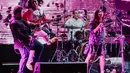 Aksi panggung band Barasuara pada Tamagochill festival yang bertajuk it’s time to go chill di Tennis Indoor Senayan, Jakarta, Jumat (22/11/2019). Dalam penampilannya mereka membawakan sejumlah lagu tenarnya seperti Sendu Melagu, Mengunci Ingatan, dan Bahas Bahasa. (Liputan6.com/Faizal Fanani)
