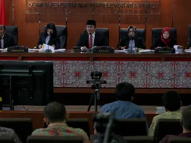 Ketua Dewan Kehormatan Penyelenggara Pemilu (DKPP), Jimly Asshiddiqie memimpin sidang pembacaan delapan putusan dari 15 perkara terkait Pilkada, di Gedung Bawaslu, Jakarta, Senin (26/10/2015). (Liputan6.com/Faizal Fanani)