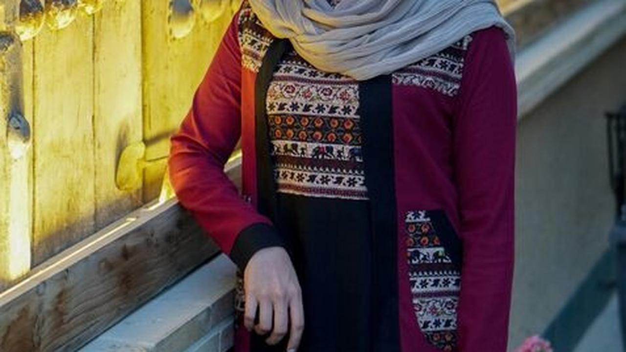 5 Model Baju Lebaran Warna Burgundy yang Jadi Tren di Tahun 2025, Simple Tapi Elegan