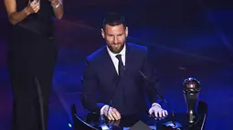 Penyerang Barcelona, Lionel Messi memberi sambutan usai menerima penghargaan Pemain Terbaik Dunia 2019 versi FIFA di teater La Scala Milan, Italia utara (23/9/2019). Ini merupakan penghargaan pertama bagi Messi dalam format The Best FIFA Men's Player. (AFP Photo/Marco Bertorello)