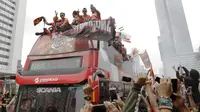 Pemain Persija Jakarta bersama The Jakmania melakukan pawai merayakan gelar Piala Liga 1 musim 2018 di Bundaran HI, Jakarta, Sabtu (15/12). Persija berhasil juara Liga 1 usai mengalahkan Mitra Kukar. (Bola.com/Yoppy Renato)