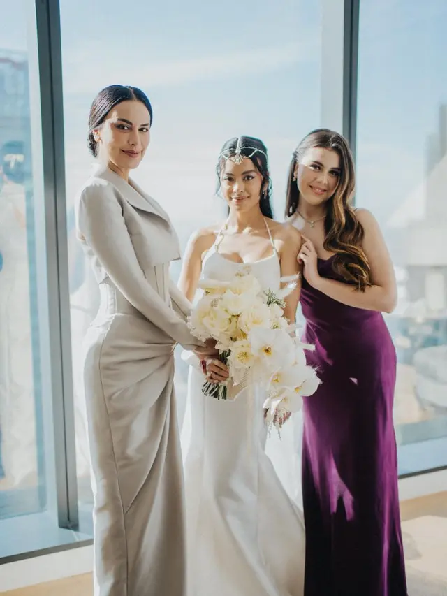 Potret Tampilan Anggun Sophia Latjuba di pernikahan Eva Celia, credit: Bridestory