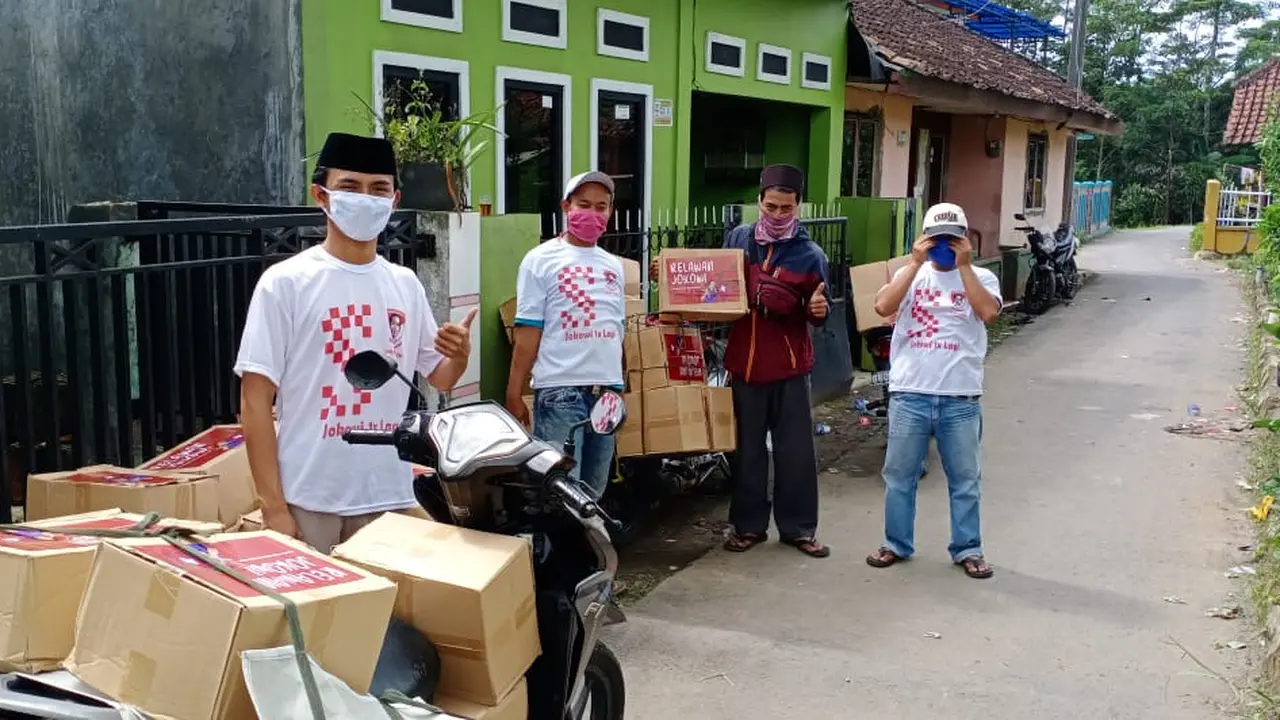Solmet dan relawan lainnya membagikan sembako untuk pesantren dan warga di Bandung Barat.