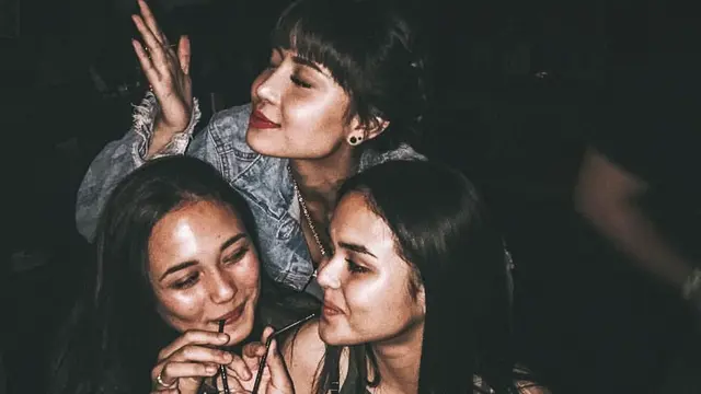 Selalu Mendampingi, Ini 6 Potret Kenangan Laura Anna dan Sang Kakak