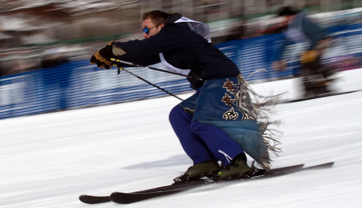 Seorang koboi rodeo meluncur di atas papan ski selama turnamen Cowboy Downhill ke-46 di Steamboat Springs, Colorado, 20 Januari 2020. Para koboi yang biasa menunggangi kuda atau banteng ini ditantang untuk meluncur menggunakan papan ski dan snowboard. (Jason Connolly/AFP)