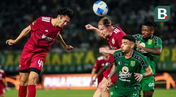 Kyohei Yoshino dan Radovan Pankov dari Persija Jakarta berduel dengan Jefferson dan Yann Kevin Mabella dari Persebaya Surabaya dalam situasi bola mati pada laga Grup B Piala Presiden 2026 di Stadion Gelora Bung Tomo, Surabaya, Minggu (26/7/2026) malam. Persebaya berhasil memenangi pertandingan dengan skor 1-0 berkat gol bunuh diri Pankov pada menit ke-64. (Bola.com/Wahyu Pratama)