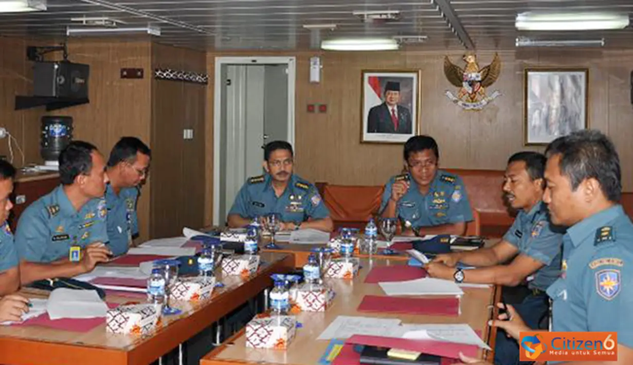 Citizen6, Jakarta: Asrena Panglima Komando Lintas Laut Militer  Kolonel Laut (P) Ahmadi Heri Purwono memimpin rapat penyusunan RKA-KL 2013 di ruang rapat KRI Banda Aceh-593. (Pengirim; Dispenkolinlamil). 