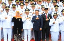 Khofifah Satu-Satunya Gubernur Terima Satyalancana Karya Bhakti Praja Nugraha dari Jokowi