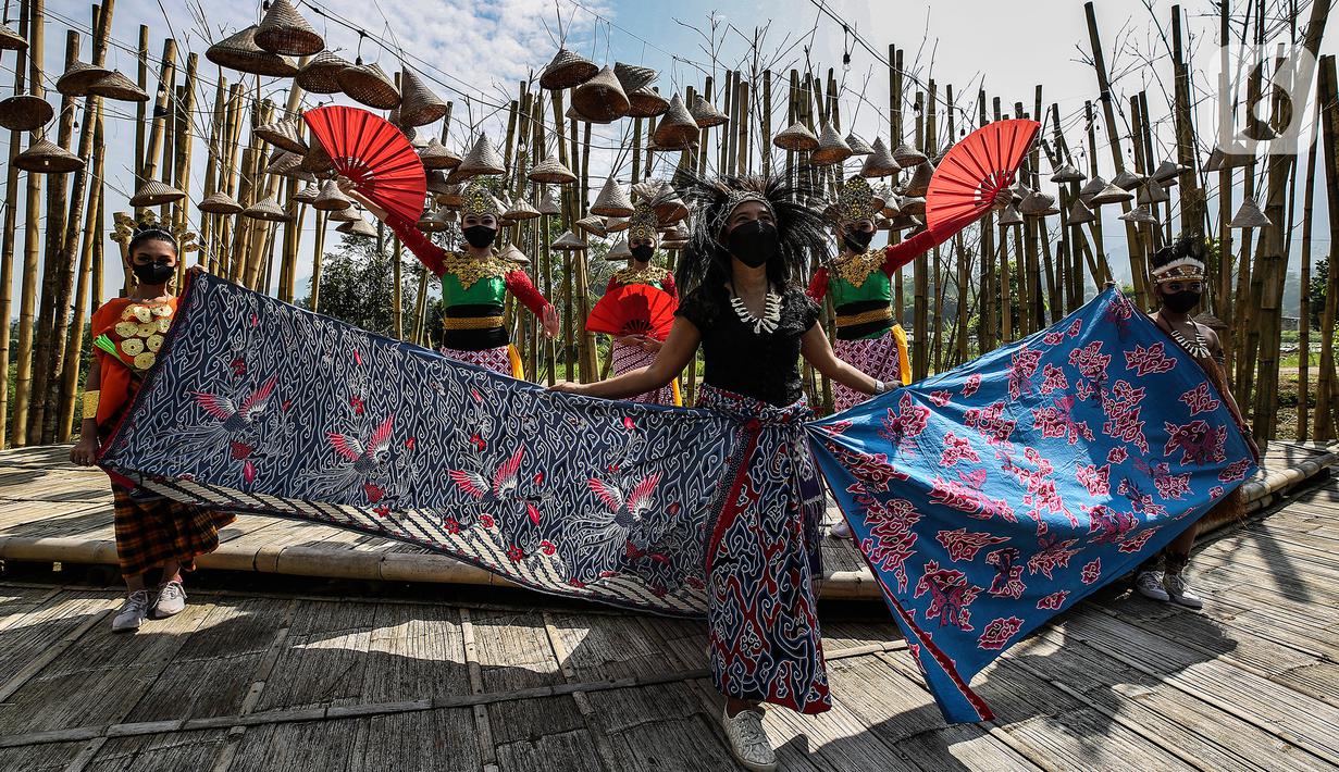 Penari dengan batik dan pakaian tradisional menggelar tarian dan fashion show di Grand Smesco Hills Cisarua, Bogor, Minggu (11/4/2021). Smesco Indonesia dan Yayasan Belantara Budaya Indonesia berkolaborasi menyelenggarakan pagelaran wastra dan budaya menyambut Hari Kartini. (Liputan6.com/JohanTallo)