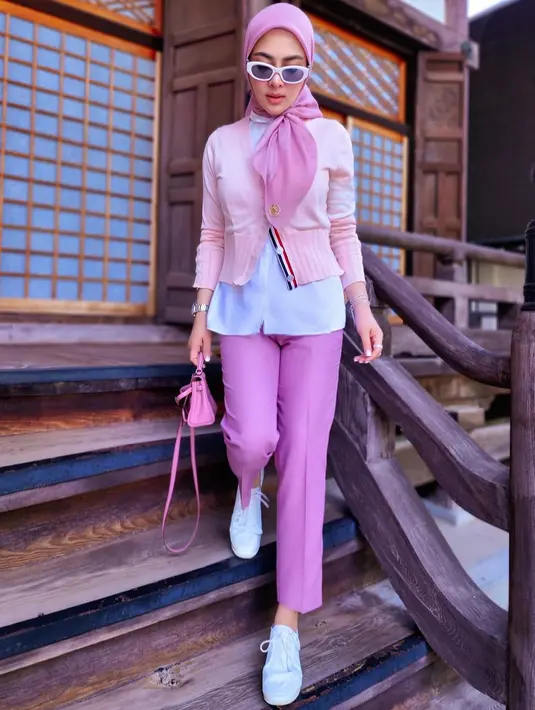 <p>Perpaduan busana warna pink dan putih ini sangat cocok dipakai oleh Syahrini. (Instagram/princessyahrini)</p>