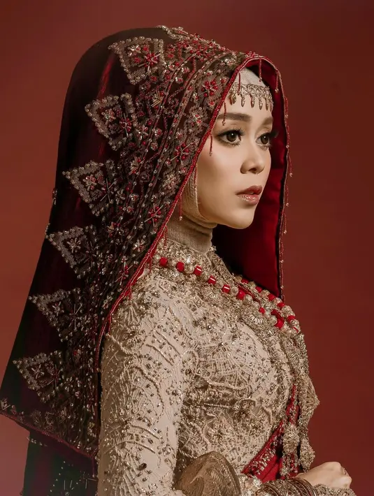 Di sisi lain, pihak keluarga juga belum bisa membocorkan tentang lokasi acara lamaran. Alasannya, mengikuti aturan pemerintah dan menghindari adanya keramaian nantinya. (Instagram/lestykejora)