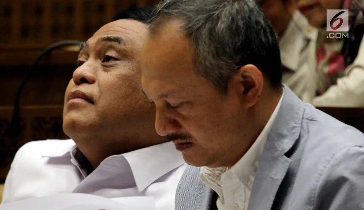 Menteri Pemberdayaan Aparatur Negara dan Reformasi Birokrasi Syafruddin (kiri) rapat kerja dengan Komisi II DPR di Jakarta, Selasa (30/10). Rapat diikuti Komisi Aparatur Sipil Negara (KASN) dan Badan Kepegawaian Negara (BKN). (Liputan6.com/JohanTallo)
