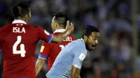 Alvaro Pereira merayakan gol ke gawang Chile (Reuters)