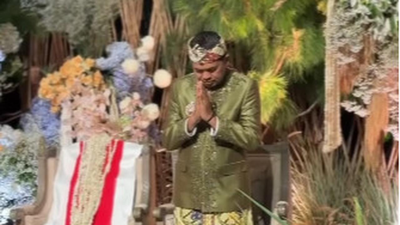 Bangku Kosong Sebelah Dedi Mulyadi Berhias Melati & Bendera Merah Putih di Pernikahan Putranya dengan Anak Jenderal Polisi
