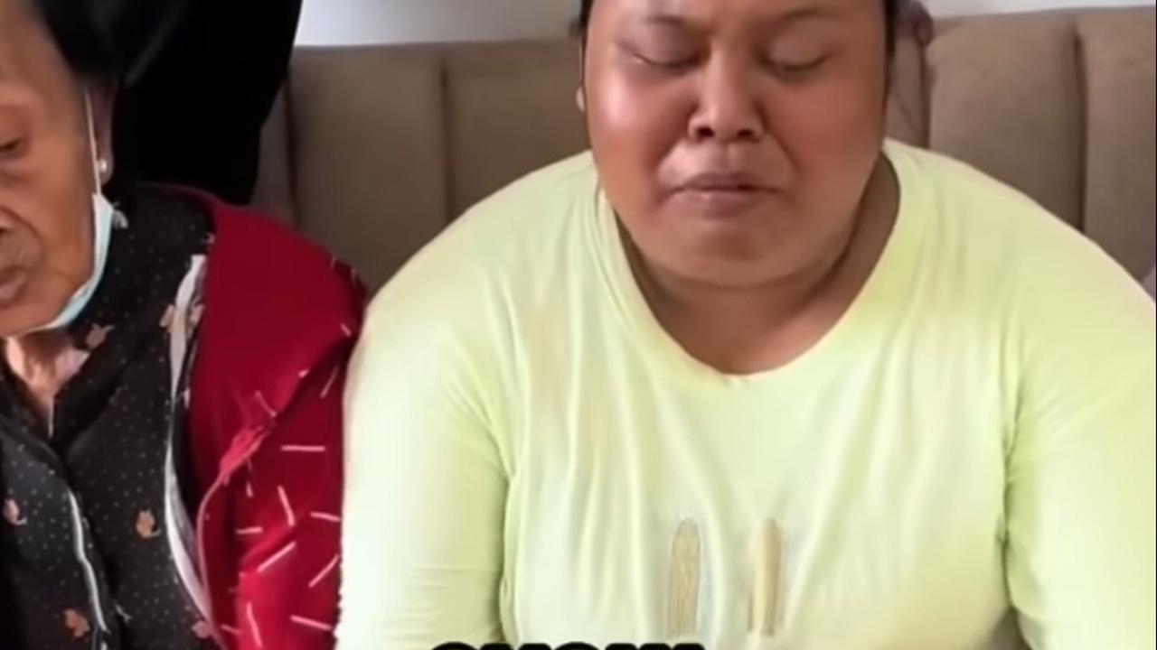 "OMG! Thank you very much," ucap perempuan itu sambil terus menangis bahagia.