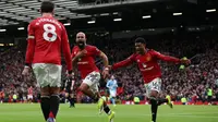 Pemain Manchester United (MU), Bryan Mbeumo (tengah), merayakan gol yang dicetaknya ke gawang Man City dalam laga pekan ke-22 Premier League 2025/2026 di Old Trafford, Sabtu (17/1/2026) malam WIB. MU menang 2-0 dalam pertandingan tersebut. (Darren Staples / AFP)