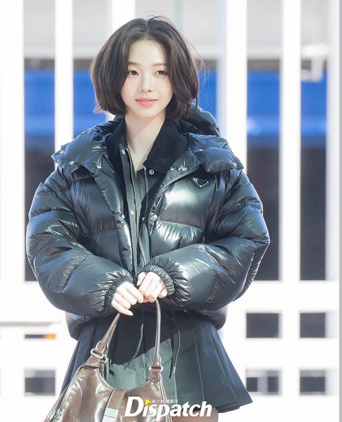 Karina aespa Tampil Fresh dengan Rambut Pendek di Bandara, Siap Hadiri Milan Fashion Week 2025