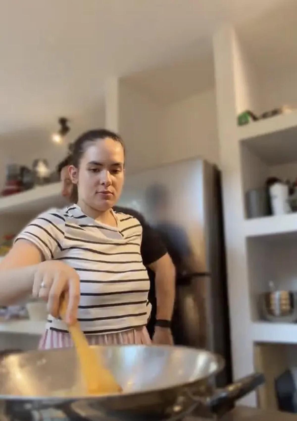 7 Potret Dapur Rumah Nino Fernandez dan Steffi Zamora di Bali, Desain Memanjang Minimalis