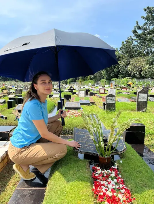 Mengunjungi makam salah satu kerabatnya, Luna Maya memperlihatkan potret dirinya yang bare face. Mana potret bare face Luna Maya yang jadi favoritmu? [Foto: Instagram/lunamaya]