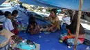 Sejumlah warga masih bertahan di lokasi penggusuran Pinangsia, Jakarta Barat, Kamis (28/05/2015). Warga terpaksa bertahan karena ditolak saat akan mengambil kunci di Rusun Marunda. (Liputan6.com/ Faizal Fanani)