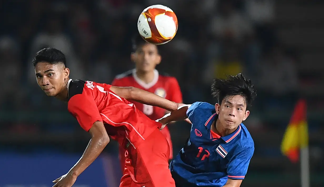 <p>Pada laga ini timnas Indonesia U-22 tak bisa menurunkan bek kiri Pratama Arhan yang diganjar kartu merah di semifinal. (Nhac NGUYEN / AFP)</p>