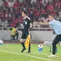 Pelatih Timnas Indonesia John Herdman memberikan arahan kepada para pemain dari pinggir lapangan saat menghadapi Malaysia pada laga kedua Grup A FIFA ASEAN Cup 2026 di Stadion Utama Gelora Bung Karno (SUGBK), Jakarta, Senin (28/9/2026). Laga Indonesia vs Malaysia berakhir imbang 0-0. (KLY/Budy Santoso)