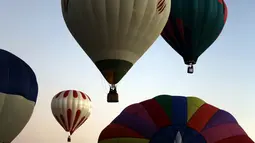 Balon udara terbang dalam acara Festival Balon Internasional ke-XV di Metropolitan Park di Leon, negara bagian Guanajuato, Meksiko (20/11). Beragam balon udara memenuhi langit wilayah Leon di Meksiko. (AFP/STR)