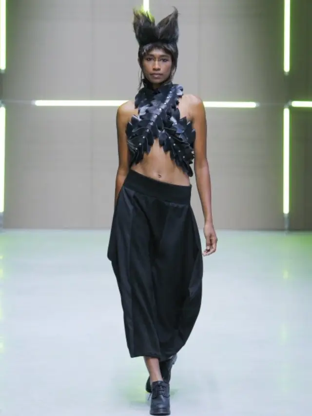 Mengenal Sawitri Khan, Model Asal Bali yang Sukses Taklukan Panggung Lisbon Fashion Week