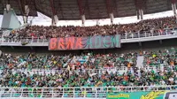 Relasi Bonek dan The Jakmania yang sangat baik terlihat dalam duel antara Persebaya Surabaya kontra Persija Jakarta dalam laga pekan 11 BRI Liga 1 2024/2025 di Stadion Gelora Bung Tomo, Surabaya, Jumat (22/11/2024). (Bola.com/Aditya Wany)