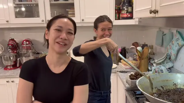 Bunga Citra Lestari dan Yuki Kato Saat Masak Rendang Jelang Lebaran. [@untungadaaji]