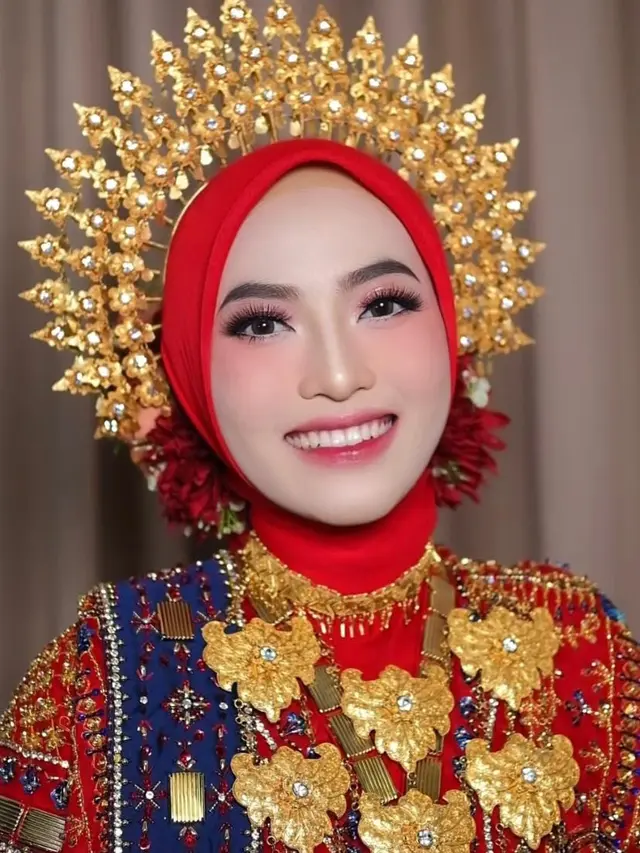 Gaya Feby Putri di Malam Mappacci, Tampil Menyala dengan Baju Bodo Merah dan Aksesori Emas